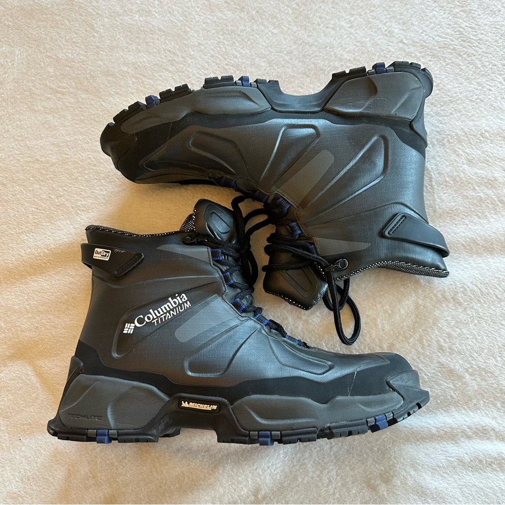 LAST CHANCE Columbia Gray Rain and Snow Boots with Rugged Soles